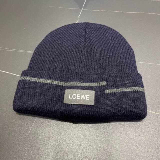 Loewe 罗意威秋冬粗针织毛线帽 经典版型~百搭的针织毛线帽对穿搭非常加分 弹性好 男生女生都能冲！品质超赞 做大加厚设计 保暖又显脸小！