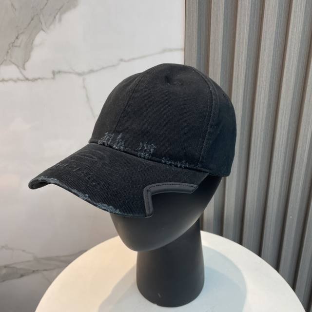 Balenciaga巴黎世家新款刺绣Logo棒球帽，很酷的色系，男女佩戴都有不同Style，第一批抢先出货！巴黎粉必入款！