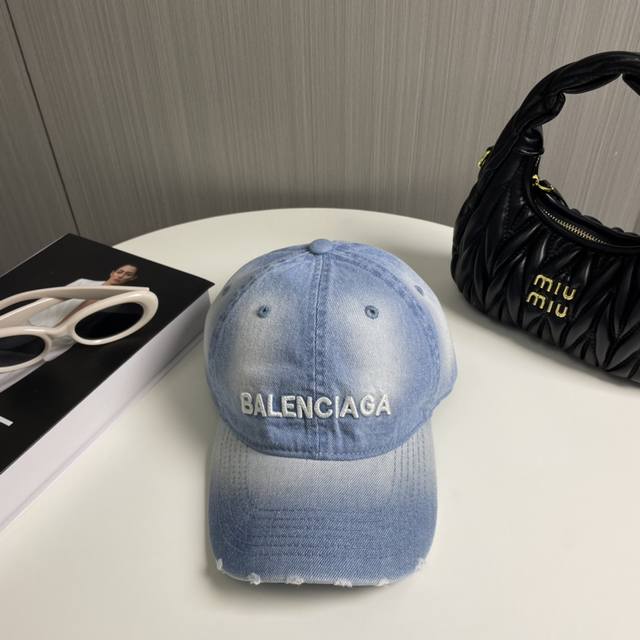 Balenciaga巴黎世家新款洗水牛仔棒球帽，很酷的色系，男女佩戴都有不同Style，第一批抢先出货！巴黎粉必入款！