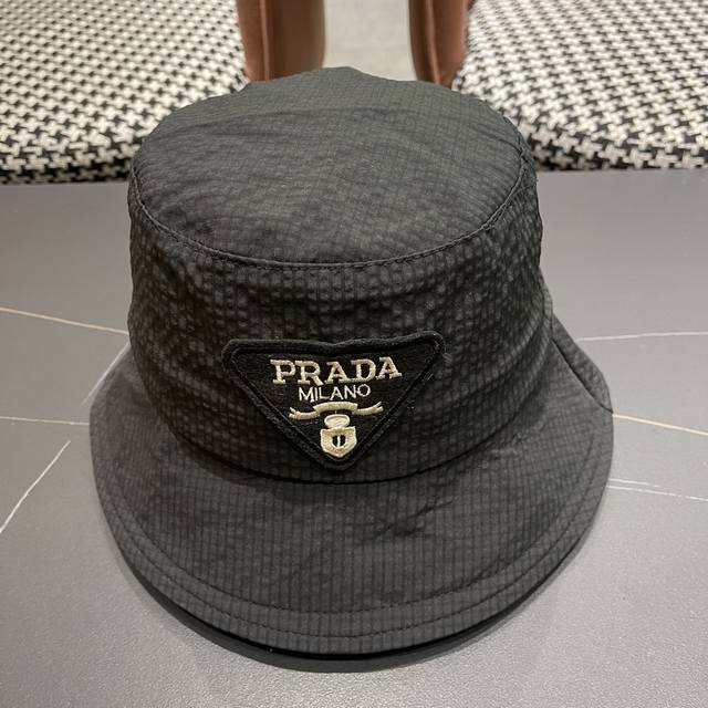 普拉达 Prada 新款抽绳渔夫帽女春夏韩版显脸小格子盆帽大牌款超好搭配，赶紧入手！