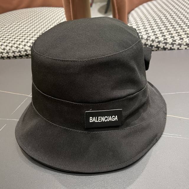 Balenciaga巴黎世家 冬款不规则渔夫帽，简约休闲百搭款，出街必备