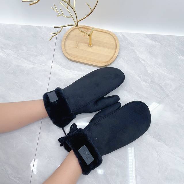 Ugg 2024秋冬羊毛手套值得对比同款不同品质，秒杀市场差产品，羊毛十内里加绒 经典不过时款.喜欢可以入手了，这种品质的今年用了明年还能用 码数均码