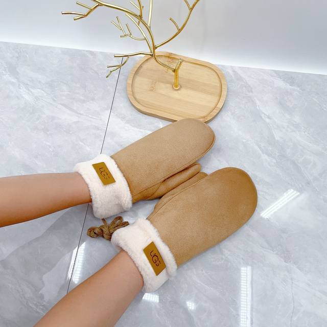 Ugg 2024秋冬羊毛手套值得对比同款不同品质，秒杀市场差产品，羊毛十内里加绒 经典不过时款.喜欢可以入手了，这种品质的今年用了明年还能用 码数均码