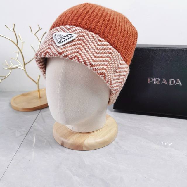 高版本 Prada 普拉达 秋冬针织护耳帽 日系个性编织秋冬护耳帽 采用高品质毛线编织而成 柔软舒适 帽子厚实 保暖效果一流 毛绒感软糯亲肤！适配秋冬各种衣服！