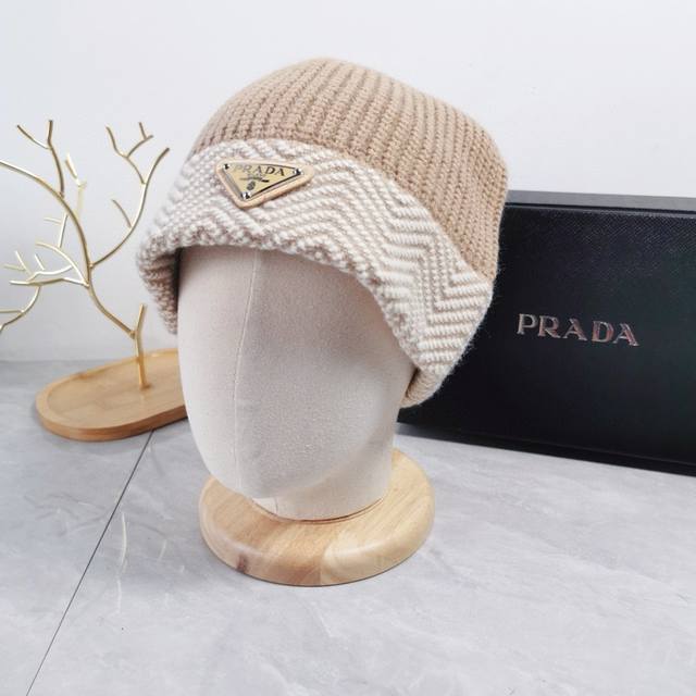 高版本 Prada 普拉达 秋冬针织护耳帽 日系个性编织秋冬护耳帽 采用高品质毛线编织而成 柔软舒适 帽子厚实 保暖效果一流 毛绒感软糯亲肤！适配秋冬各种衣服！