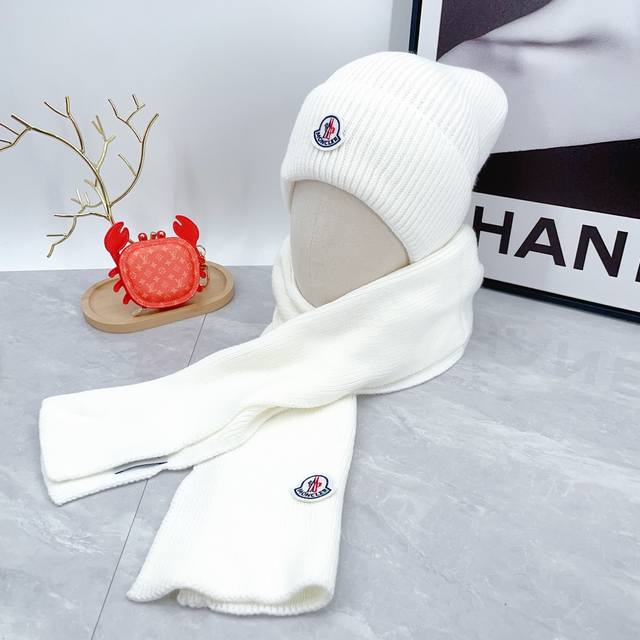 Moncler 蒙口套装 围巾毛线帽 秋冬款翻边羊毛针织毛线帽 高品质定制！这款必定是极简主义的最爱 干净，利索，时尚百搭，绝对不挑脸型！ 属于时尚经典的万年款