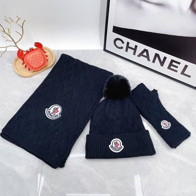 Moncler 蒙口。 围巾帽子带毛球手套 三件套套装！简单大气是这款套帽围巾设计者的初心真心美了～时尚柔软透气材质：50%Wool50% Acrylic，Ac