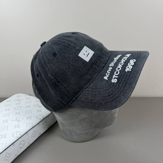 Acne Studios 笑脸棒球帽 男女同款 ！！ 它的料子是特殊定制料，选用密实的棉制成经过两次水洗工艺，才能到达透气性！ 设计简约大方，笑脸品牌徽标，客供