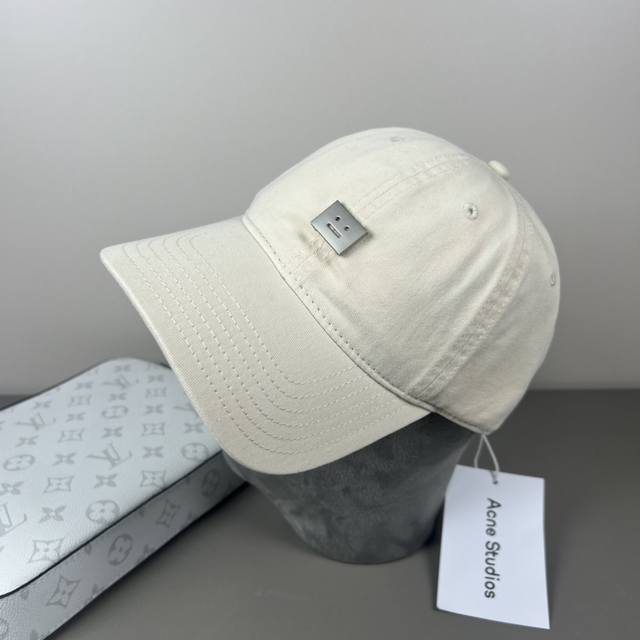 Acne Studios 笑脸棒球帽 男女同款 ！！ 它的料子是特殊定制料，选用密实的棉制成经过两次水洗工艺，才能到达透气性！ 设计简约大方，笑脸品牌徽标，客供