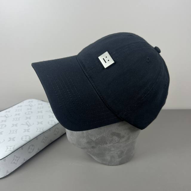 Acne Studios 笑脸棒球帽 男女同款 ！！ 它的料子是特殊定制料，选用密实的棉制成经过两次水洗工艺，才能到达透气性！ 设计简约大方，笑脸品牌徽标，客供