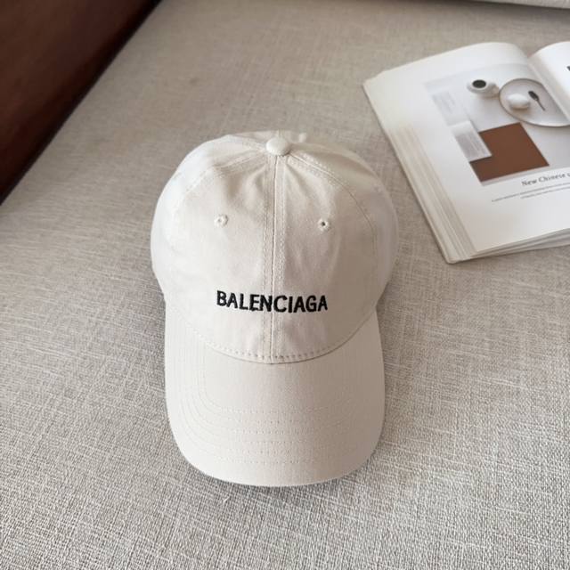 Balenciag* 早春糖果色软顶棒球帽 多巴胺的彩色棒球帽，满满的春天氛围感。 糖果色系活力满满，戴上瞬间点亮心情， 软顶设计超显脸小， 纯棉面料亲肤透气，