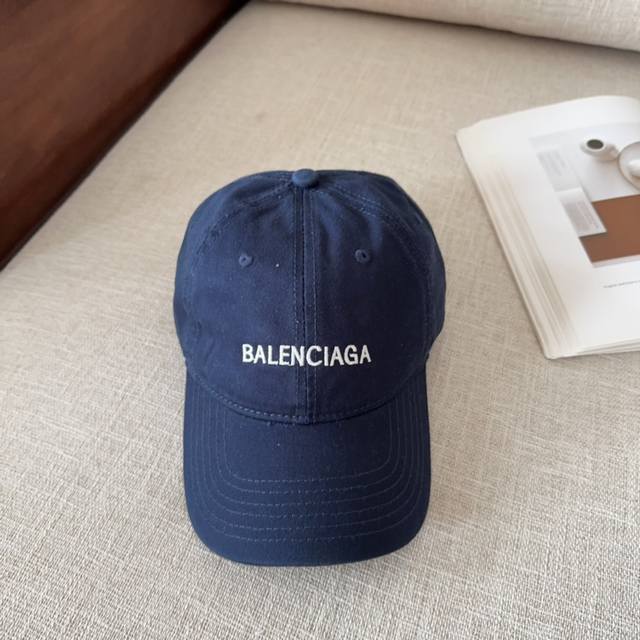 Balenciag* 早春糖果色软顶棒球帽 多巴胺的彩色棒球帽，满满的春天氛围感。 糖果色系活力满满，戴上瞬间点亮心情， 软顶设计超显脸小， 纯棉面料亲肤透气，