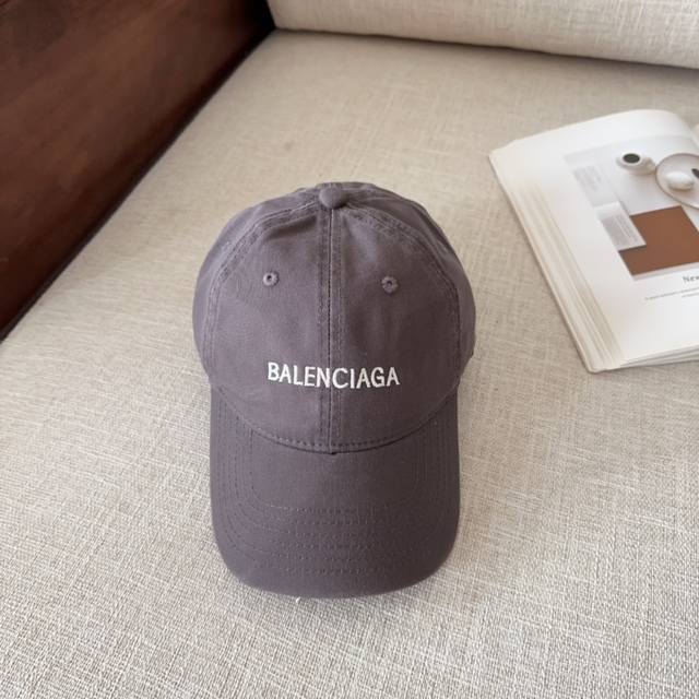 Balenciag* 早春糖果色软顶棒球帽 多巴胺的彩色棒球帽，满满的春天氛围感。 糖果色系活力满满，戴上瞬间点亮心情， 软顶设计超显脸小， 纯棉面料亲肤透气，