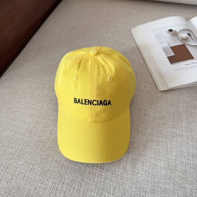 Balenciag* 早春糖果色软顶棒球帽 多巴胺的彩色棒球帽，满满的春天氛围感。 糖果色系活力满满，戴上瞬间点亮心情， 软顶设计超显脸小， 纯棉面料亲肤透气，