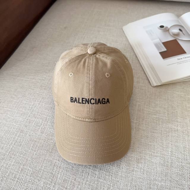 Balenciag* 早春糖果色软顶棒球帽 多巴胺的彩色棒球帽，满满的春天氛围感。 糖果色系活力满满，戴上瞬间点亮心情， 软顶设计超显脸小， 纯棉面料亲肤透气，