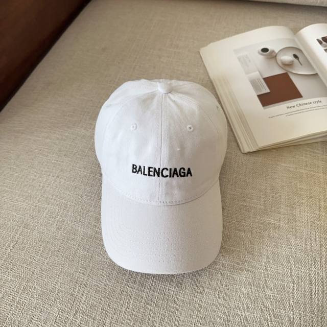 Balenciag* 早春糖果色软顶棒球帽 多巴胺的彩色棒球帽，满满的春天氛围感。 糖果色系活力满满，戴上瞬间点亮心情， 软顶设计超显脸小， 纯棉面料亲肤透气，