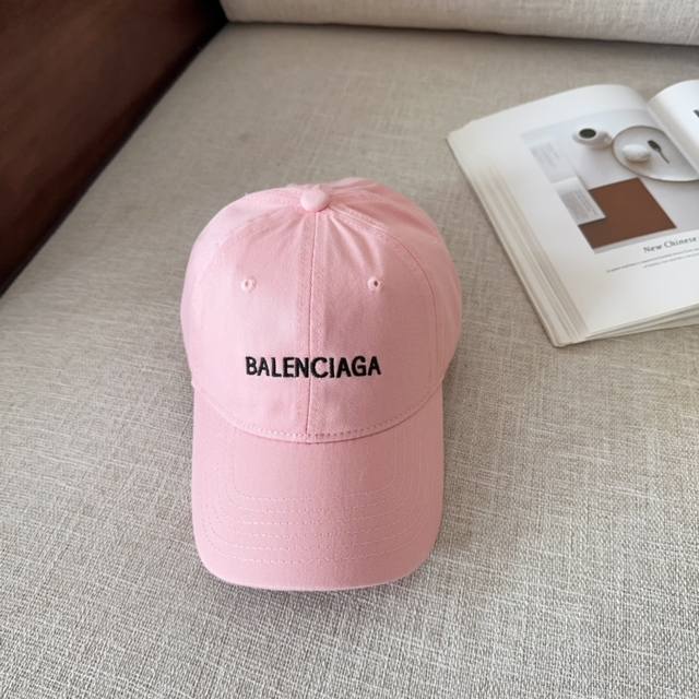 Balenciag* 早春糖果色软顶棒球帽 多巴胺的彩色棒球帽，满满的春天氛围感。 糖果色系活力满满，戴上瞬间点亮心情， 软顶设计超显脸小， 纯棉面料亲肤透气，