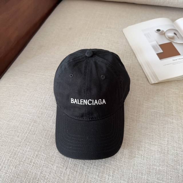 Balenciag* 早春糖果色软顶棒球帽 多巴胺的彩色棒球帽，满满的春天氛围感。 糖果色系活力满满，戴上瞬间点亮心情， 软顶设计超显脸小， 纯棉面料亲肤透气，