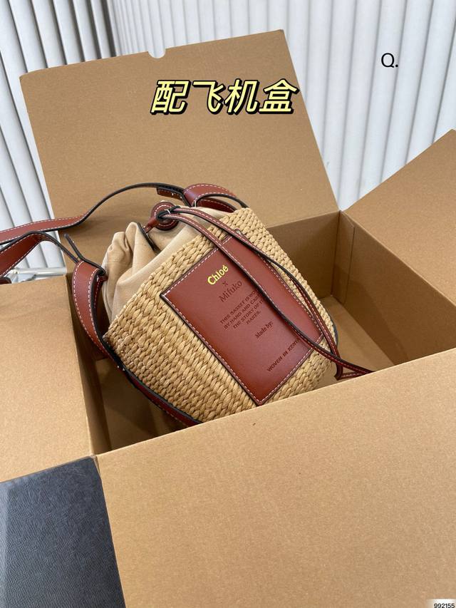 Chloe 克洛伊 新款草编包 菜篮子 真的好清爽炒适合海边 是属于夏天的包没错啦 背起来吧 姐妹们 尺寸: 14 15