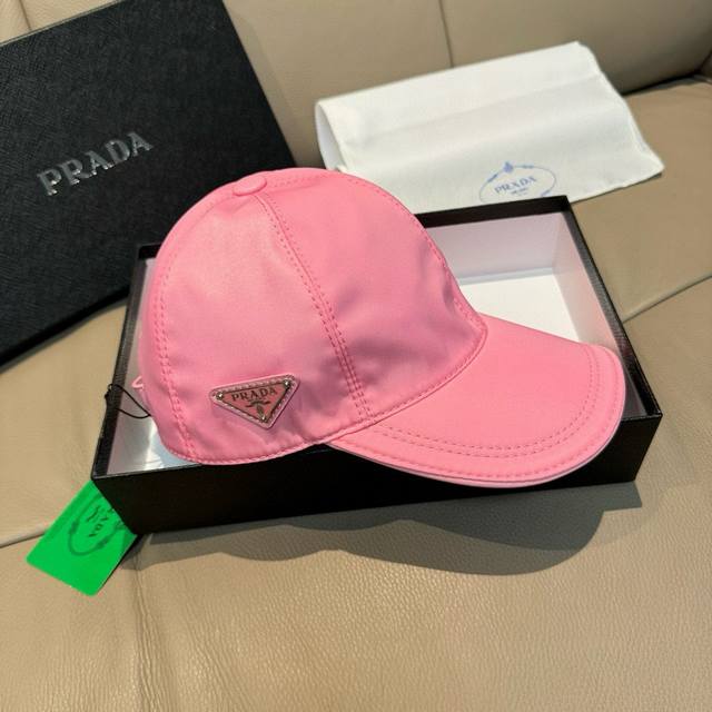 火爆倒三角四色 Prada 普拉达 经典原单棒球帽， 经典倒三角金属Logo，专柜1:1开模订制，原版牛津布料+头层牛皮，轻盈透气！质量超赞，基础头围56，贴片