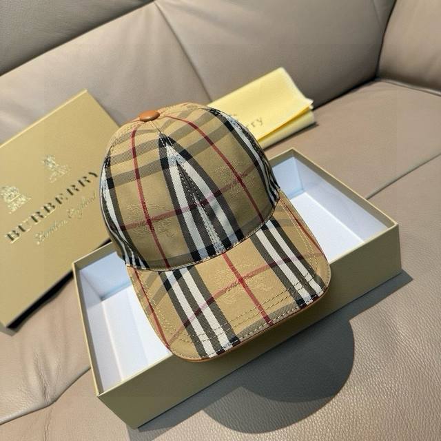 Burberry 巴宝莉 原单棒球帽， 专柜热卖款，暗纹骑士，1:1开模订制，帆布面料，纯棉内里，轻盈透气。完美版型，对格精准无误，头层牛皮特制调节扣，原厂品质